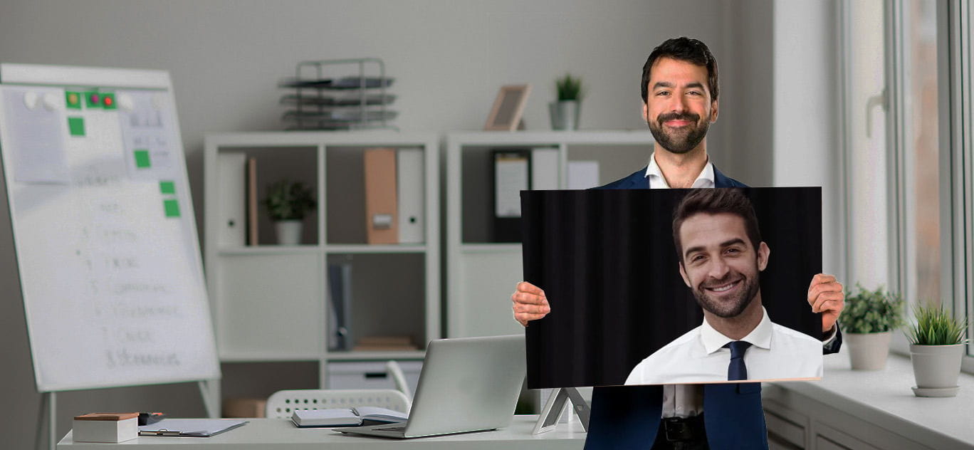 Молодий та амбіційний керівник зі своїм портретом