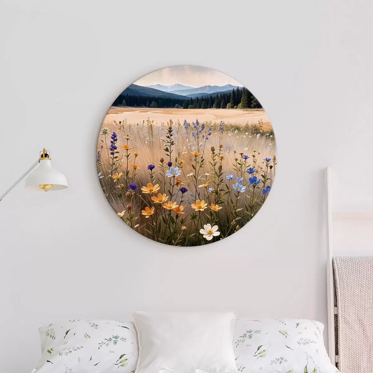 Кругла картина Поле різнокольорових польових квітів на передньому плані з озером і горами на задньому плані r39502