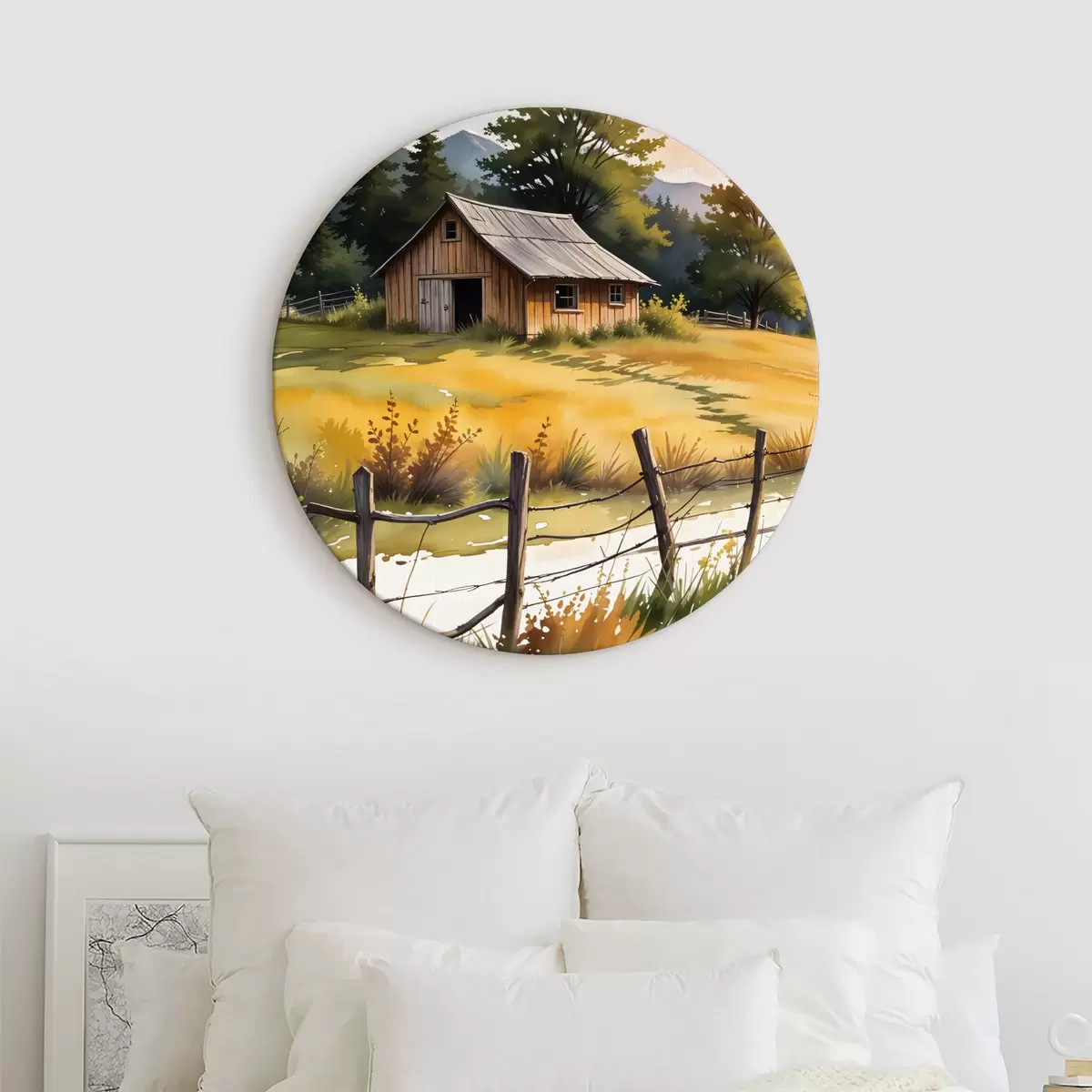 Кругла картина Старий дерев'яний будинок у сільській місцевості, оточений трав'янистим полем, соснами та горами r40394