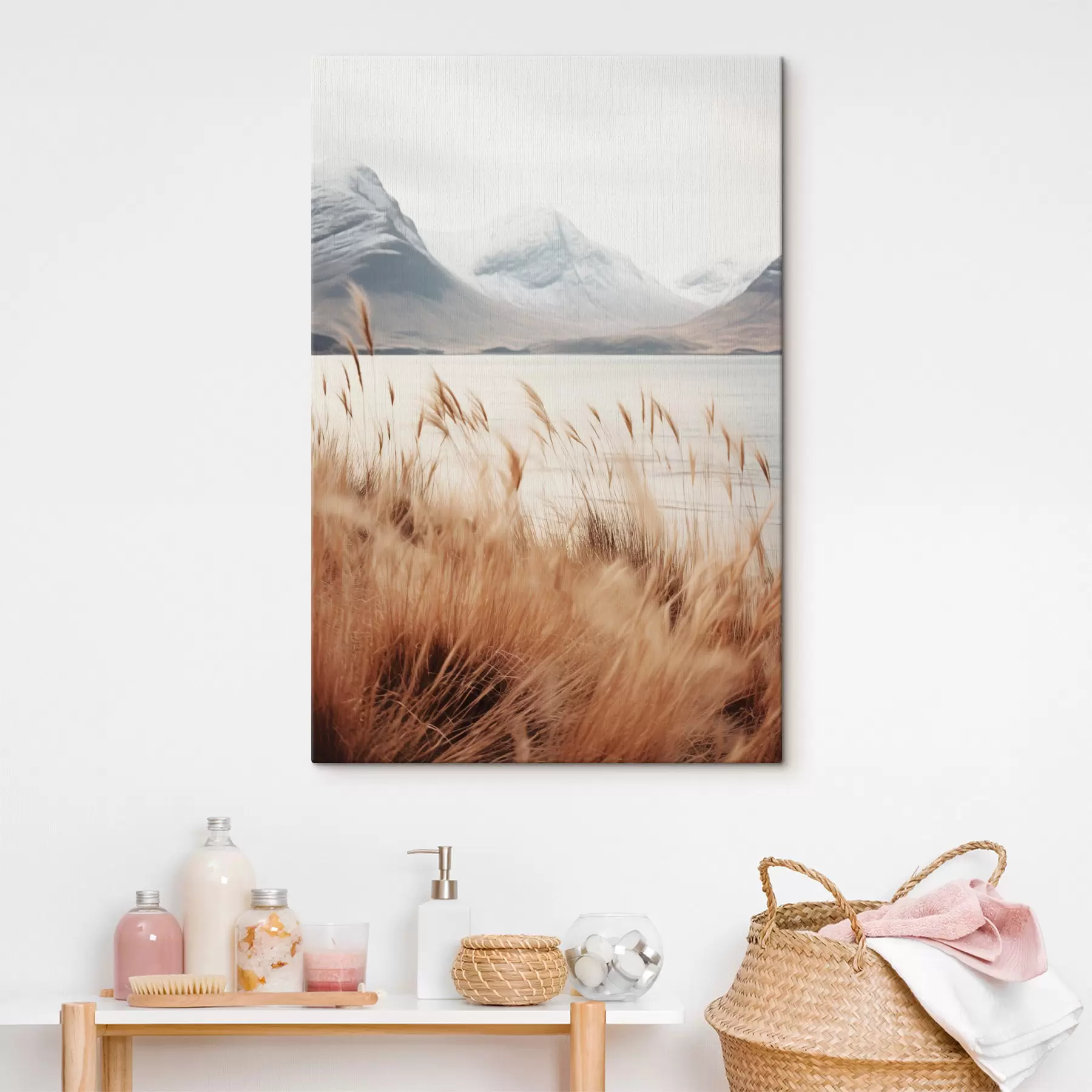 Картина Поле пампасової трави перед озером на тлі засніжених гір, м'яке світло s46282