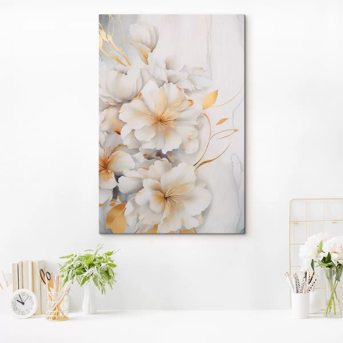 Картина Білі квіти з жовтими деталями, пелюстки з легкими тінями, світлий фон з легким мармуровим ефектом s46292