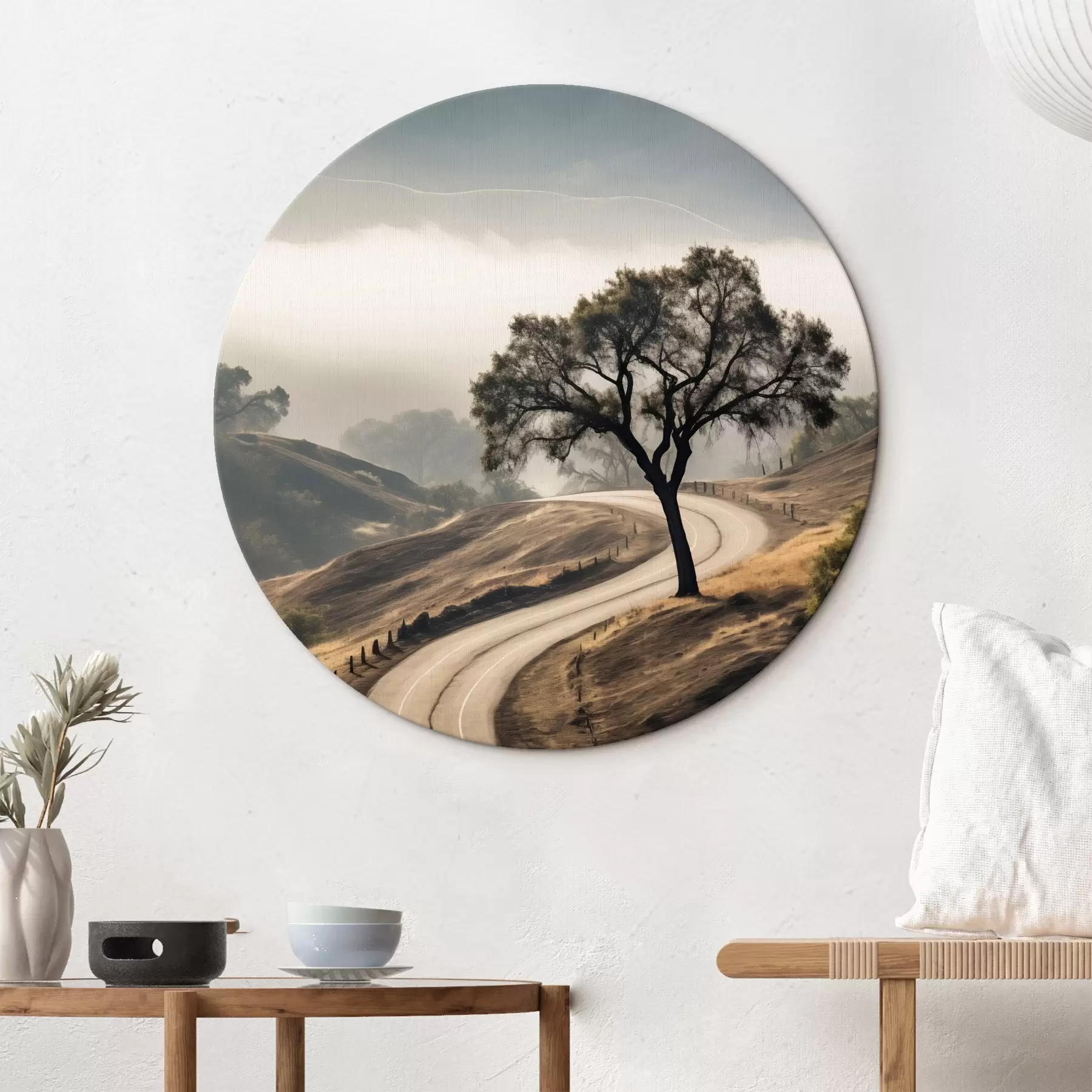 Картина Звивиста дорога через пагорби з деревом на передньому плані, на задньому плані туман і гори r46288