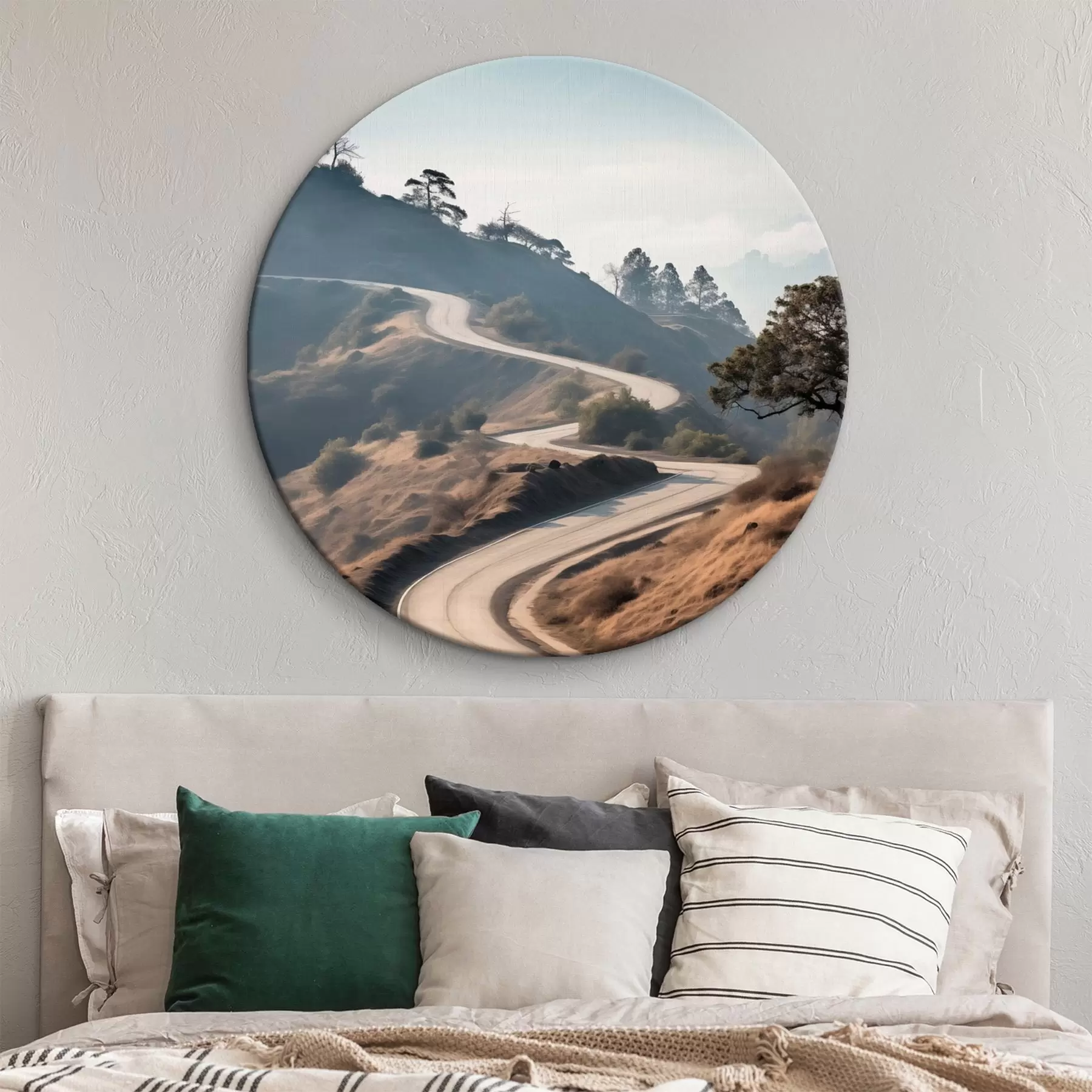 Картина Звивиста дорога через горбистий ландшафт з сухою травою під чистим небом, а вдалині видніються гори r46289