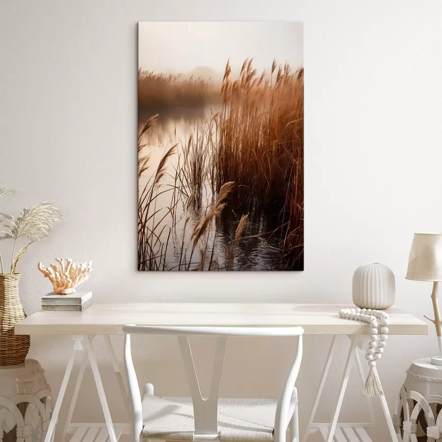 Картина Високі очерети, що ростуть у водоймі, вода відбиває очерети, туманний фон, м'яке світло, природний пейзаж s46695