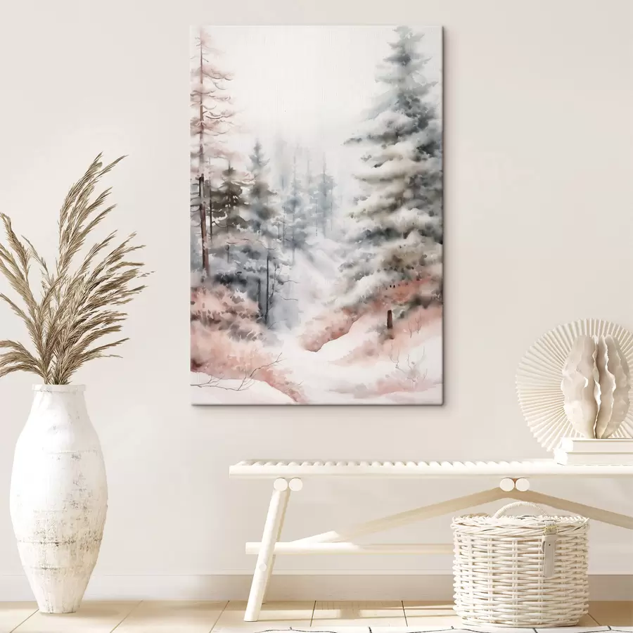 Картина Високі сосни, вкриті снігом, стоять у туманному лісі, м'яка, приглушена зимова сцена s46702
