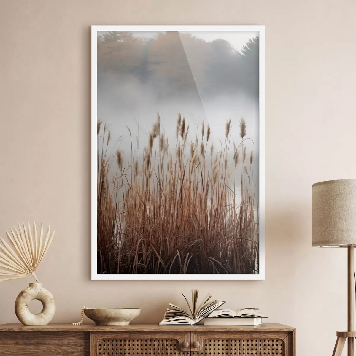 Постер Високі очерети, що ростуть у водоймі, вода відбиває очерети, туманний фон, м'яке світло, природний пейзаж f46696