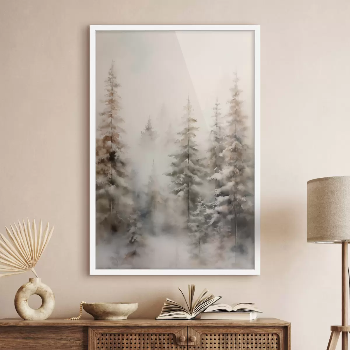 Постер Високі сосни, вкриті снігом, стоять у туманному лісі, м'яка, приглушена зимова сцена f46701