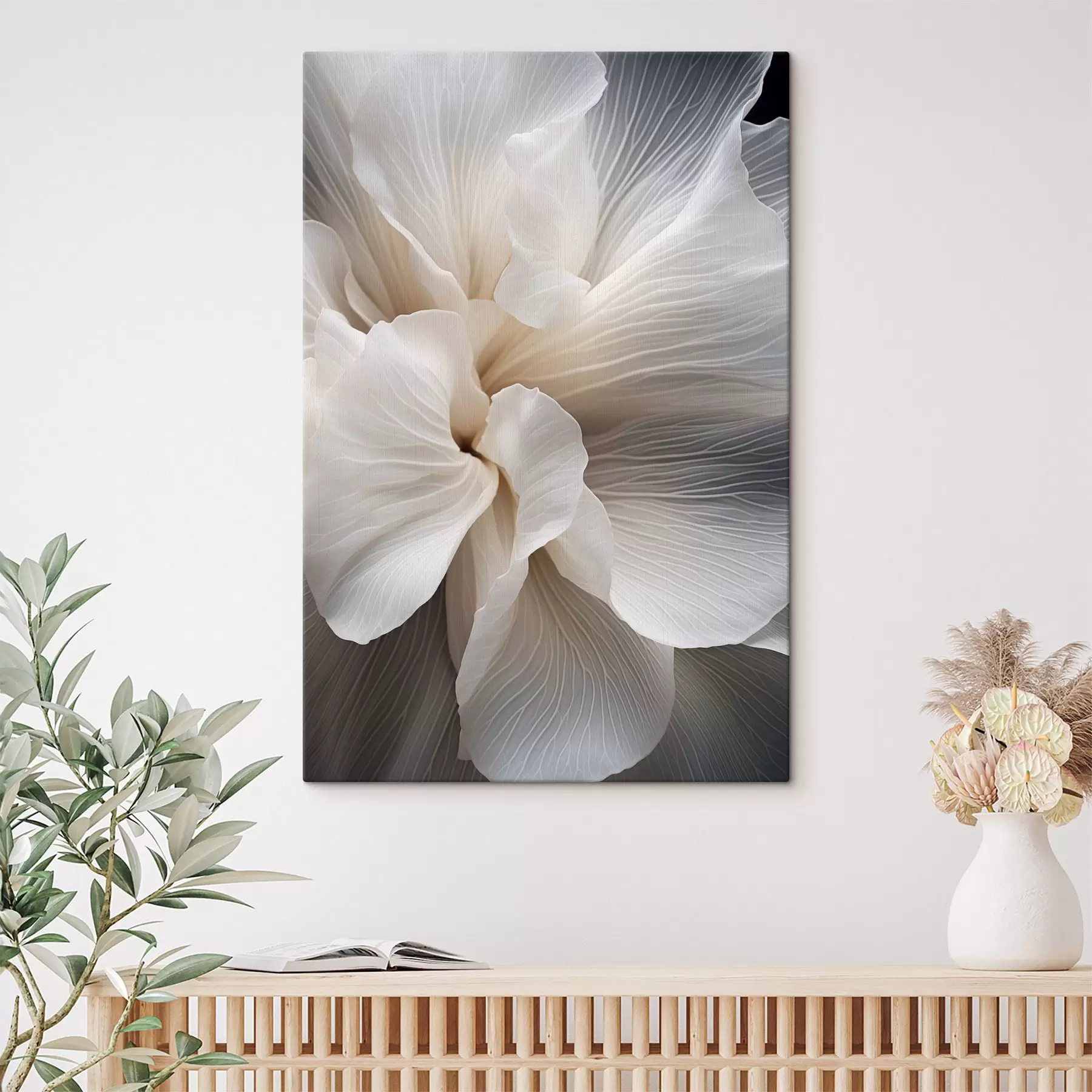 Картина Крупний план ніжних абстрактних білих квіткових пелюсток зі складними лініями та розмитим темним фоном s47018
