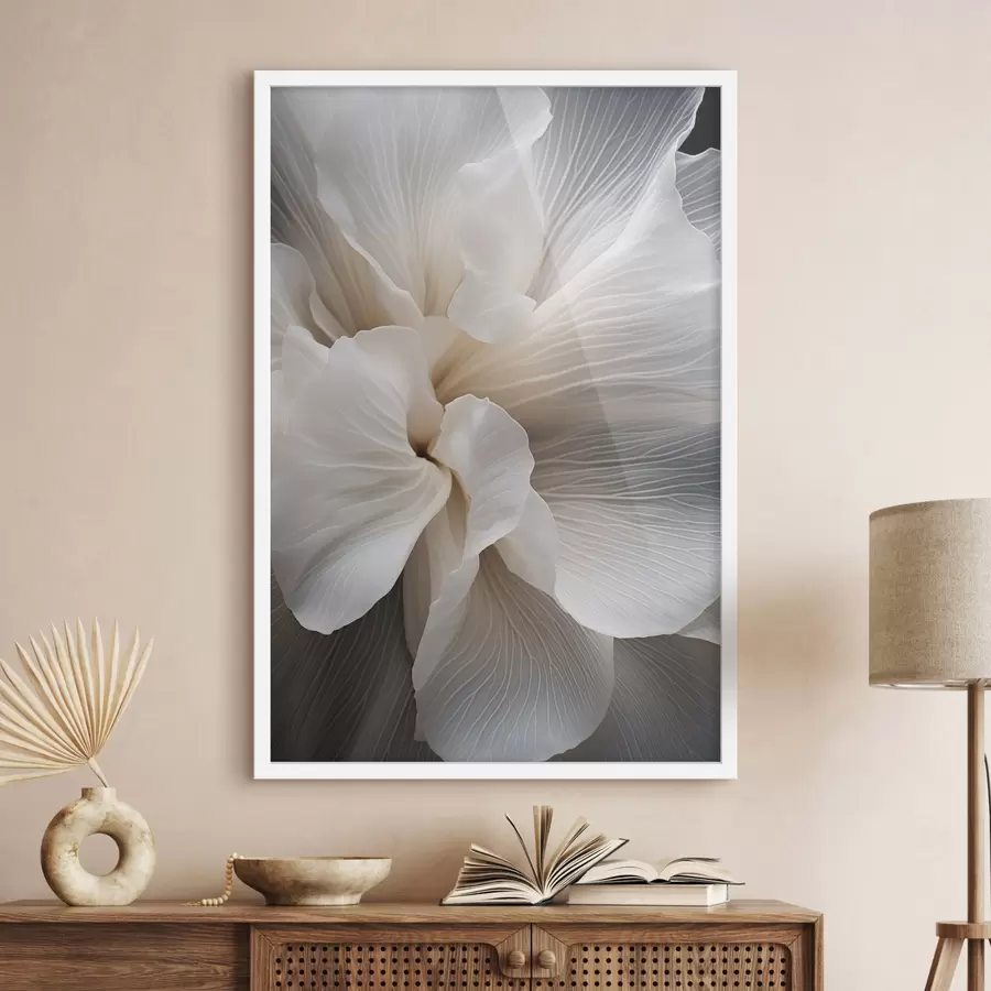 Картина Крупний план ніжних абстрактних білих квіткових пелюсток зі складними лініями та розмитим темним фоном f47018