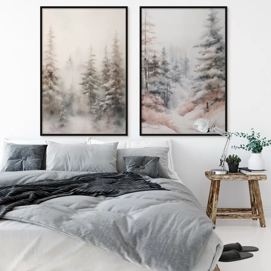 Картина Високі сосни, вкриті снігом, стоять у туманному лісі, м'яка, приглушена зимова сцена d01011