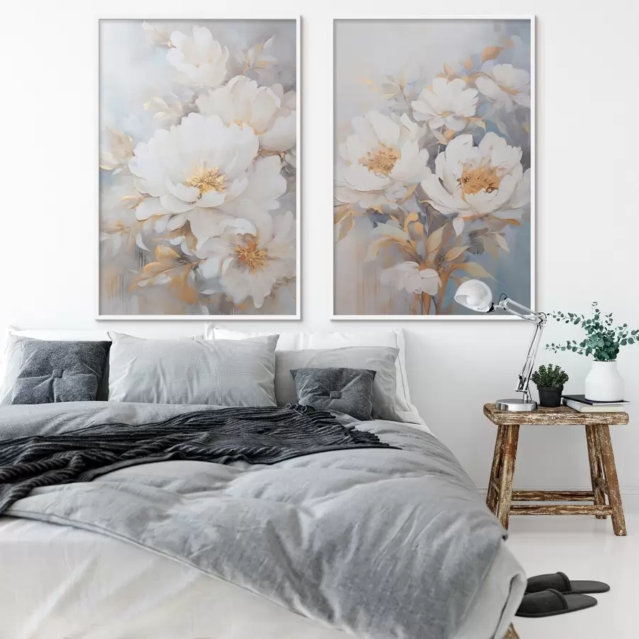 Картина Білі півонії з жовтими серединками і листям, м'які мазки, світло-блакитний фон, квіткова композиція d00878