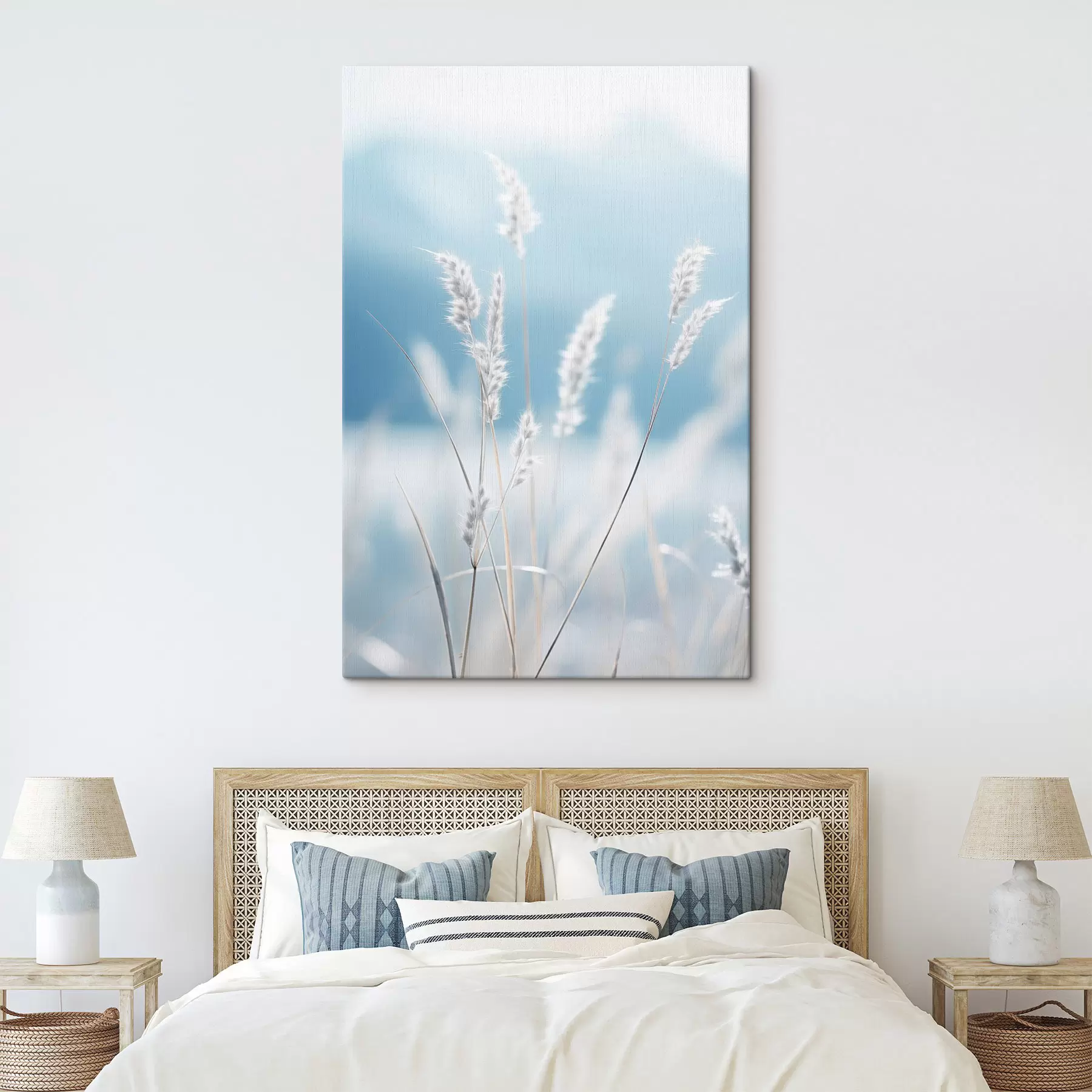 Картина Біла пухнаста трава на тлі м'якого блакитного неба, з невеликою глибиною різкості s47880
