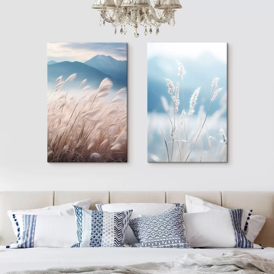 Картина Висока біла трава пампасу, що колишеться на вітрі, на тлі м'яких блакитних гір m30060