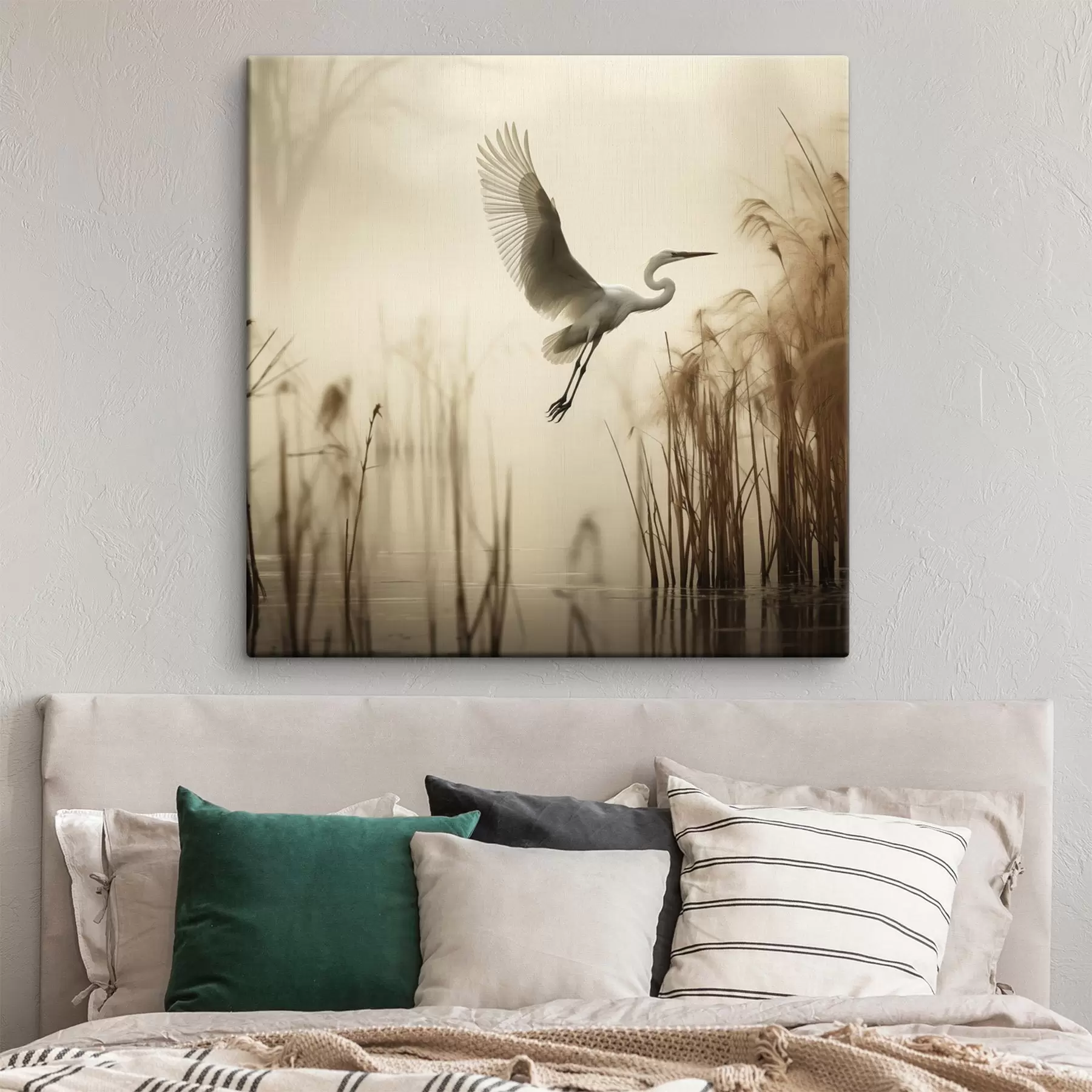 Картина Біла чапля пролітає над озером, оточеним високим очеретом, а на задньому плані видніються дерева s48389