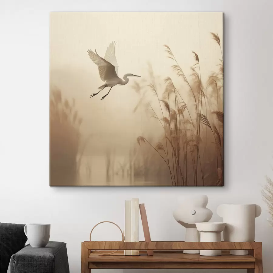 Картина Біла чапля пролітає над озером, оточеним високим очеретом, а на задньому плані видніються дерева s48390